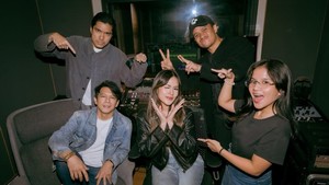 Keseruan Raisa dan Ariel di dapur rekaman bareng tim. So, kita tunggu lagu baru mereka ya. Foto: Instagram @raisa6690