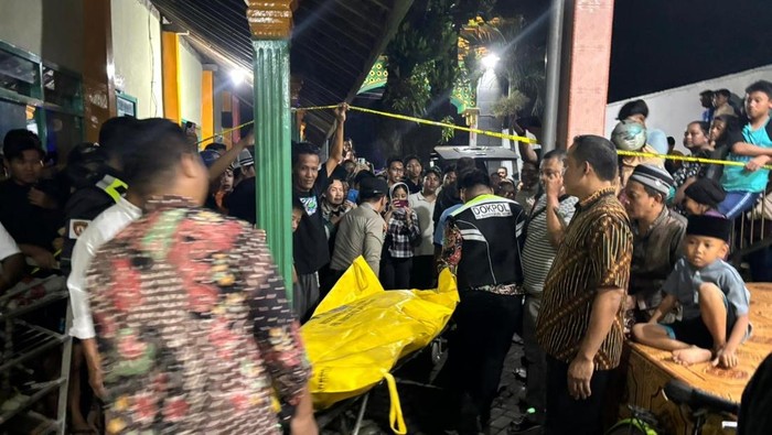 Evakuasi jenazah remaja korban bunuh diri di Kelurahan Burengan, Kecamatan Pesantren, Kota Kediri