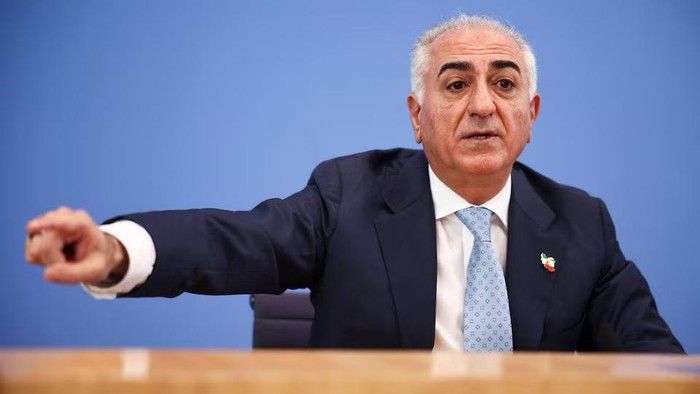 Reza Pahlavi saat menggelar konferensi pers di House of the Bundespressekonferenz di Berlin, Jerman (REUTERS/Liesa Johannssen)