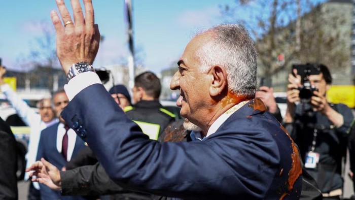 Reza Pahlavi, the exiled son of Irans last shah and an Iranian opposition figure, stained with red substance, leaves after a press conference at the House of the Bundespressekonferenz in Berlin, Germany, April 23, 2026. REUTERS/Liesa Johannssen