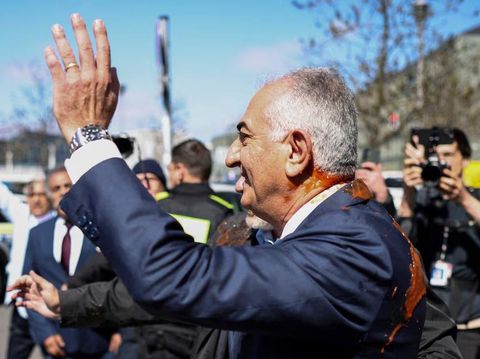 Reza Pahlavi diserang cairan merah di Jerman