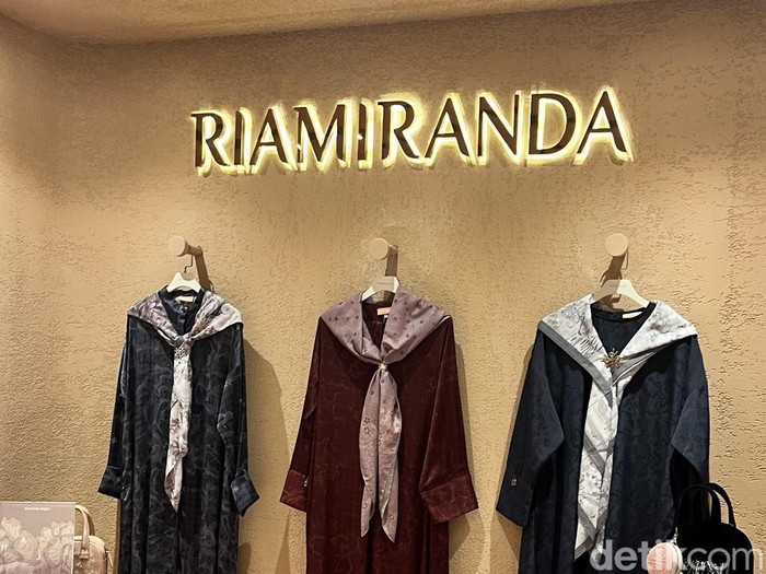 Desainer Ria Miranda hadirkan koleksi Hajj untuk ibadah haji dan umrah. Nyaman dan elegan dengan desain yang timeless.