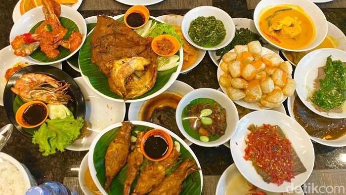 RM Pagi Sore Cabang PIK Penuh dengan Turis dari Malaysia, China, Singapura dan Brunei.