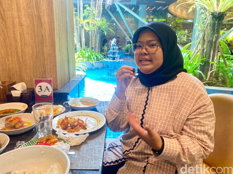 RM Pagi Sore Cabang PIK Penuh dengan Turis dari Malaysia, China, Singapura dan Brunei.
