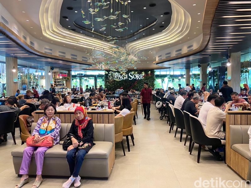 RM Pagi Sore Cabang PIK Penuh dengan Turis dari Malaysia, China, Singapura dan Brunei.