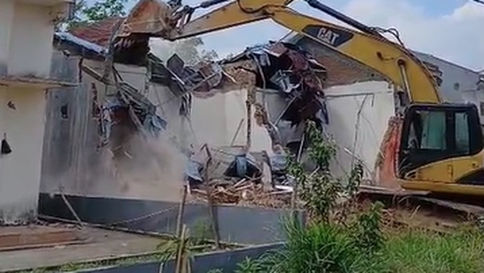 Rumah di Aliqa Residence, Kecamatan Panakkukang, Makassar, dirobohkan diduga gegara developer tidak melunasi lahan.