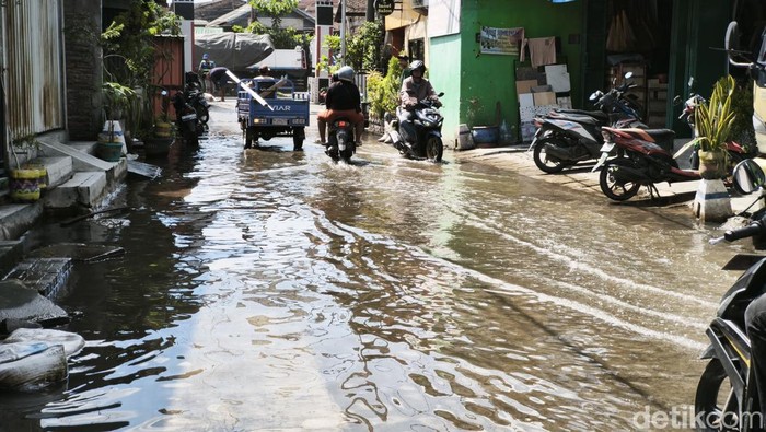 Salah satu titik kondisi jalan di Kebonharjo, Tanjung Mas, Semarang Utara, Kota Semarang yang terendam air, Jumat (24/4/2026).
