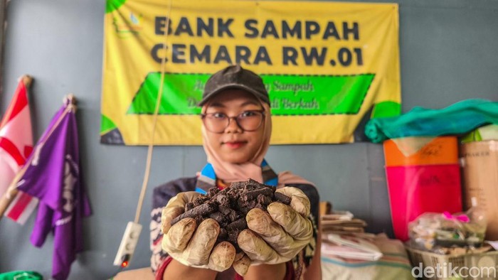 Di tengah upaya mengurangi permasalahan sampah di perkotaan, inovasi sederhana namun berdampak besar dilakukan oleh pengurus Bank Sampah Cemara, Dany dan Latif, di kawasan Tugu Utara, Koja, Jakarta Utara, Jumat (24/4/2026). Mereka mengolah sampah organik menjadi arang atau yang disebut sebagai bauksit, yang dapat dimanfaatkan sebagai bahan bakar alternatif untuk kebutuhan memasak sehari-hari.