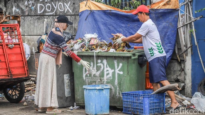 Melihat Sampah Organik Disulap Jadi Arang Ramah Lingkungan