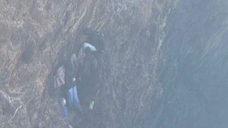 Iseng Panjat Tebing Karang, 7 Turis Malah Terjebak Gelombang Lautan