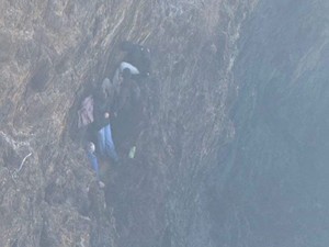 Iseng Panjat Tebing Karang, 7 Turis Malah Terjebak Gelombang Lautan