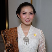 Gaya Kartini Ala Selvi Ananda, Memukau Dengan Kebaya & Riasan Soft Glam