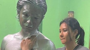 Shenina serius banget memperhatikan Angga bersiap untuk menjadi manusia silver. Foto: Instagram @sheninacinnamon