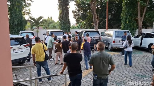 Keluarga ricuh seusai sidang putusan dua terdakwa korupsi anggaran Pilkada Sumba Timur di PN Tipikor Kupang, Jumat (24/4/2026).