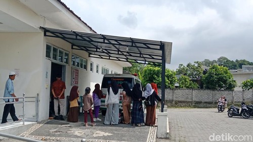 Siswa diduga keracunan MBH dibawa ke Puskesmas Pengadangan, Kecamatan Pringgasela, Lombok Timur, NTB. Jumat (24/4/2026).