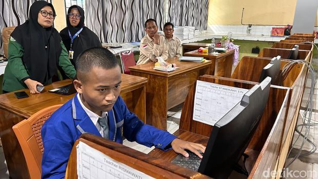 Siswa SMAN 8 Pinrang menorehkan penghargaan dari NASA. Siswa SMAN 8 Pinrang menorehkan penghargaan dari NASA.