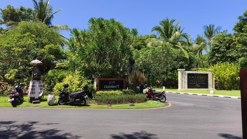 Situasi terkini di sekitar Club Med Bali, kawasan The Nusa Dua, Kecamatan Kuta Selatan, Badung, terlihat sepi pascakebakaran, Jumat (24/4/2026). (Abid Ahmad Ibrahim/detikBali)