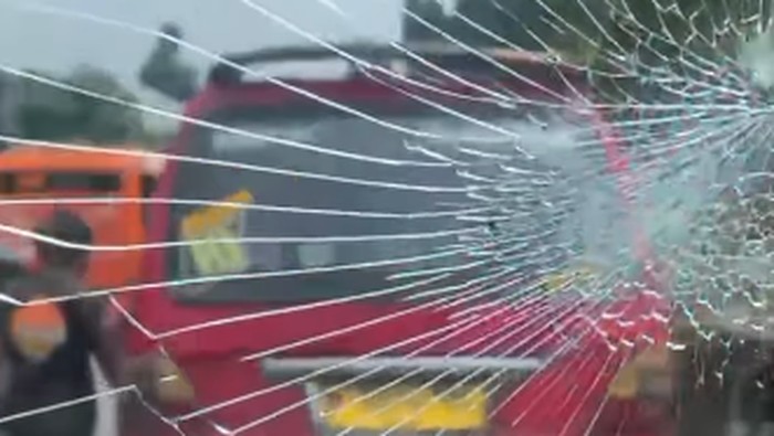 Sopir angkot pecahkan kaca mobil.