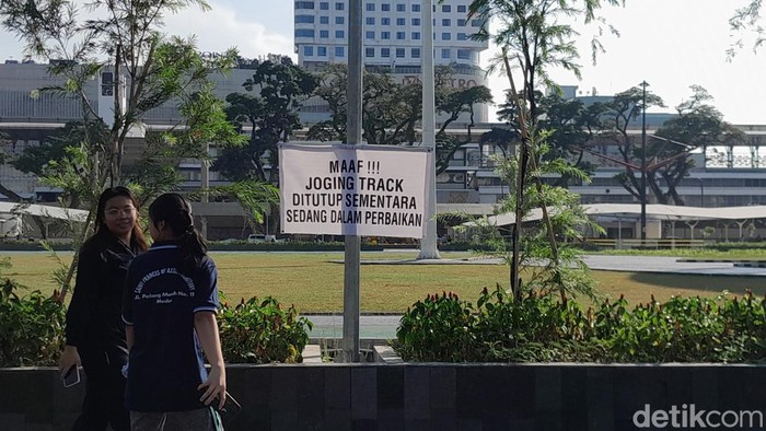Spanduk pengumuman penutupan sementara trek lari di Lapangan Merdeka Medan. (Rechtin Hani Ritonga/detikSumut)