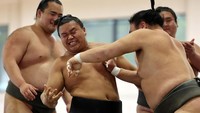 Latihan dilakukan sebagai persiapan turnamen seremonial Honozumo. Sejak ratusan tahun lalu, pertandingan sumo tidak hanya menjadi ajang adu kekuatan, tetapi juga bagian dari upacara untuk menghormati dewa dan memohon keberkahan, terutama hasil panen yang baik. Foto: REUTERS/Issei Kato