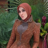 Gaya Syahrini Kondangan Pakai Kebaya Berhias Tembaga, Elegan & Mewah!