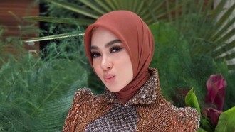 Gaya Syahrini Kondangan Pakai Kebaya Berhias Tembaga, Elegan & Mewah!