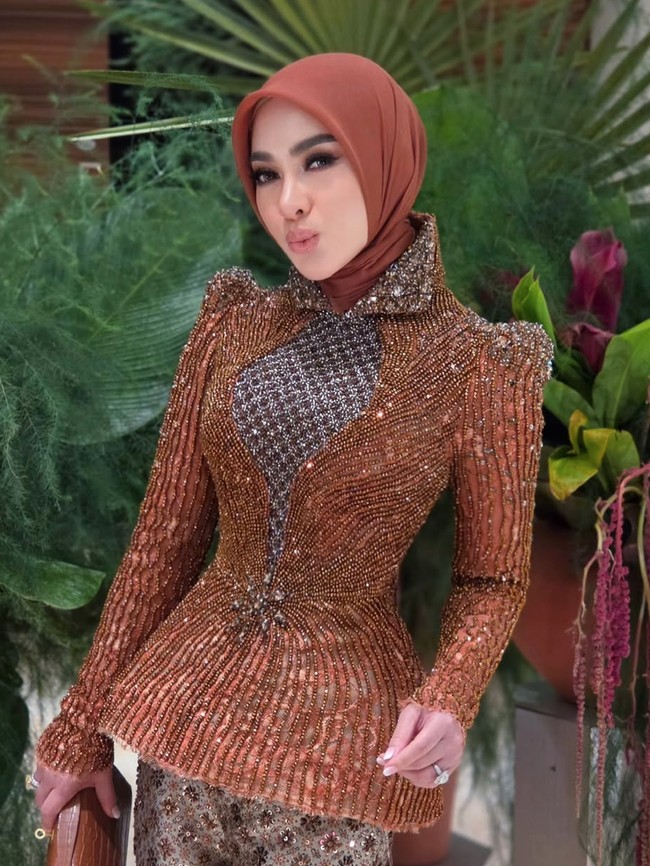 Gaya Syahrini Kondangan Pakai Kebaya Berhias Tembaga, Elegan & Mewah!