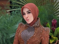 Gaya Syahrini Kondangan Pakai Kebaya Berhias Tembaga, Elegan & Mewah!