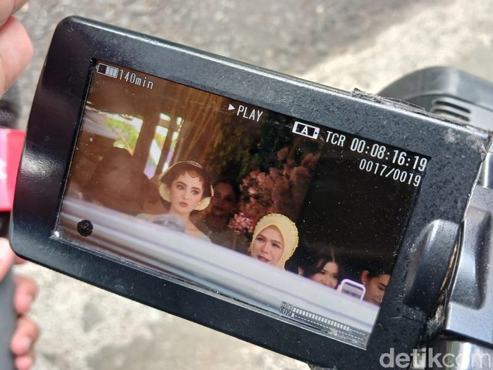 Penampilan Syifa Hadju di sela-sela prosesi pengajian dan siraman jelang pernikahan.