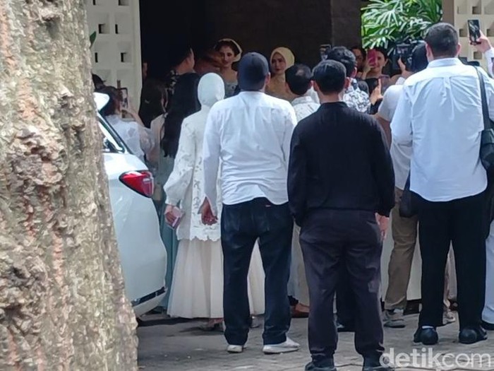 Penampilan Syifa Hadju di sela-sela prosesi pengajian dan siraman jelang pernikahan.