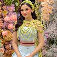 Saat prosesi siraman, Syifa berganti pakaian dengan mengenakan dodotan dari kain jumputan. Uniknya dodotan tersebut berasal dari motif kain jumputan yang dibordir. Penampilannya semakin memukau dengan cape serta bandana rangkaian melati. Foto: Instagram @kesharatuliu0/@marginw