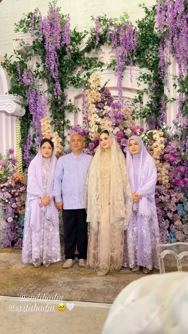 Pernikahan Syifa Hadju dan El Rumi tinggal menghitung hari. Sebelum melangsungkan hari bahagianya, Syifa menjalani serangkaian prosesi, dari pengajian hingga siraman. Foto: Instagram @kesharatuliu0/@marginw