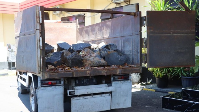 Barang bukti praktik tambang andesit ilegal di Pasuruan