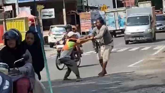 Tangkapan layar dua pak ogah duel di jalanan jadi tontonan warga di Parepare.