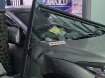 Mobil Matik Disopiri Nenek 71 Tahun Tabrak Depot Galon Usai Gagal Kendalikan Gas