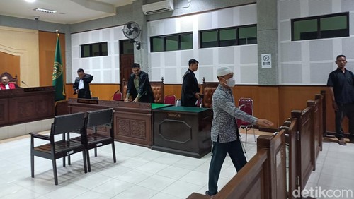 Terdakwa Amir Amraen Putra mengikuti sidang di Pengadilan Tipikor Mataram, Jumat (24/4/2026). (Foto : Abdurrasyid Efendi/detikBali).
