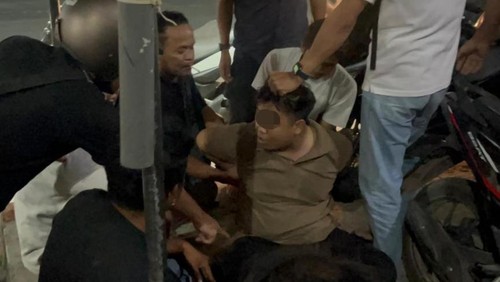 Terduga pelaku rudapaksa anak 14 tahun ketika ditangkap polisi di pinggir jalan raya Masbagik, Lombok Timur, NTB, Jumat (24/4/2026). (Dok. Satreskrim Polres Lombok Timur)