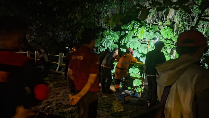 Tim SAR menyisir lokasi wanita diduga loncat ke jurang 5 meter di Paledang, Bogor. Hingga Jumat (24/4/2026) siang ini, korban belum ditemukan.