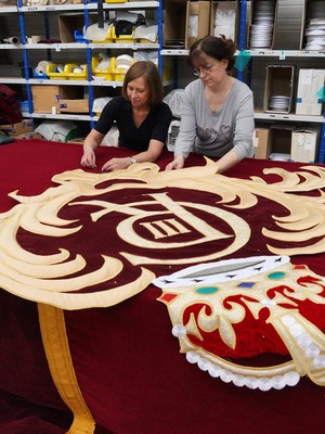 Tirai Baru Royal Opera House, Sentuhan Seni dan Simbol Kerajaan