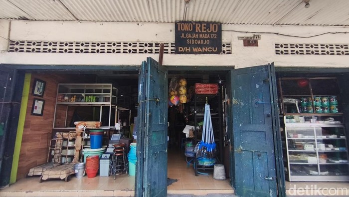 Toko Redjo yang berada di Jalan Gajah Mada Sidoarjo berdiri pada tahun 1933