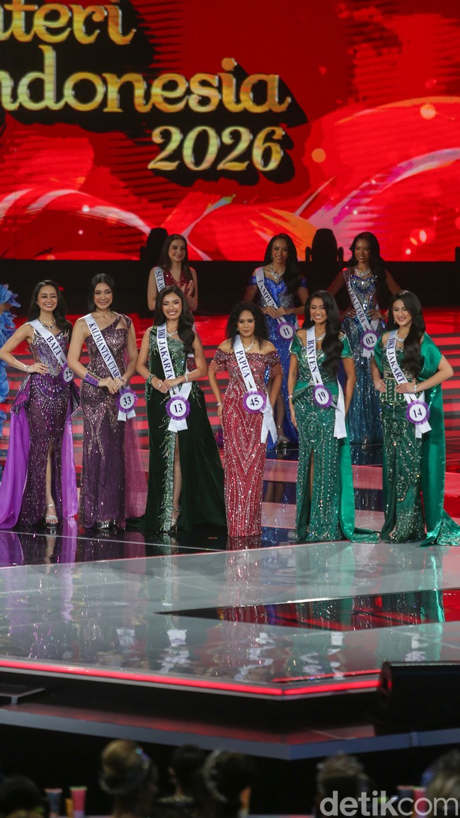 Dari 45, para finalis dikerucutkan menjadi 16 besar. Mereka yang terpilih kemudian mendapatkan kesempatan untuk menyampaikan misi dan advokasi masing-masing. Pembawa acara, Choky Sitohang dan Patricia Gouw, kemudian mengumumkan Top 6 Puteri Indonesia 2026. (Foto: Andhika Prasetia/DetikFoto)