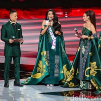 Para finalis top 6 terdiri dari Victoria Veronica Titisari Kosasieputri (Bali), Karina Moudy Widodo (DKI Jakarta 3), Nilam Onasis Sahputri (Kalimantan Utara), Agnes Aditya Rahajeng (Banten), Gisela Belicia Alma Thesalonica Silalahi (DKI Jakarta 2),  Glorya Stevany Yame Nayoan (Papua). (Foto: Andhika Prasetia/DetikFoto)