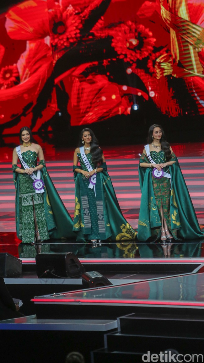 Pada babak berikutnya, juri akan memberikan pertanyaan langsung kepada ke-6 finalis sesuai dengan tema yang diusung untuk Puteri Indonesia tahun ini: Dari Indonesia untuk Dunia: Kontribusi Perempuan dalam Inovasi dan Teknologi yang Berdampak untuk Keberlanjutan Alam serta Perdamaian Global.  (Foto: Andhika Prasetia/DetikFoto)