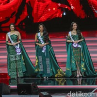 Pada babak berikutnya, juri akan memberikan pertanyaan langsung kepada ke-6 finalis sesuai dengan tema yang diusung untuk Puteri Indonesia tahun ini: Dari Indonesia untuk Dunia: Kontribusi Perempuan dalam Inovasi dan Teknologi yang Berdampak untuk Keberlanjutan Alam serta Perdamaian Global.  (Foto: Andhika Prasetia/DetikFoto)