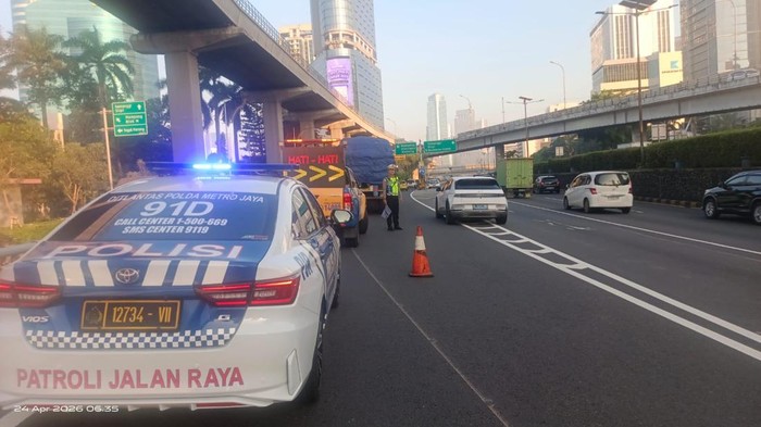 Truk Patah Baut Roda di Tol Dalkot