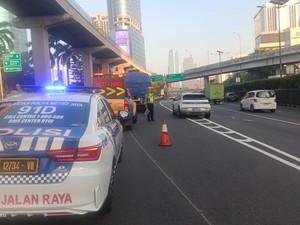 Truk Patah Baut Roda di Tol Dalkot, Pengendara Diminta Hati-hati