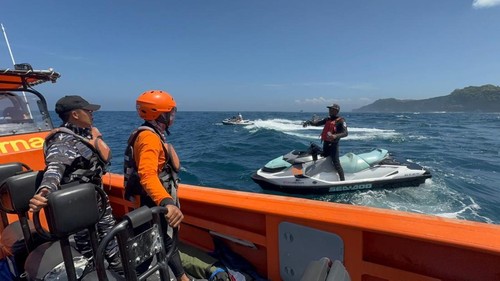 Unit Siaga SAR Nusa Penida melakukan pencarian pemancing yang hilang terempas ombak di Pantai Klibun, Desa Bunga Mekar, Jumat (24/4/2026). (Dok. SAR Nusa Penida)