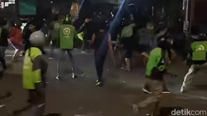 Unjuk rasa di Jalan Urip Sumoharjo Makassar berakhir rusuh malam ini.