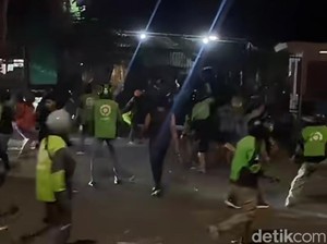 Demo di Jalan Urip Makassar Berakhir Ricuh, Pendemo Dipukul Mundur Massa Ojol