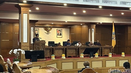 Wakil Gubernur Bali I Nyoman Giri Prasta menyampaikan jawaban pandangan umum fraksi pada Rapat Paripurna DPRD Bali, Jumat (24/4/2026). (Rizki Setyo/detikBali)